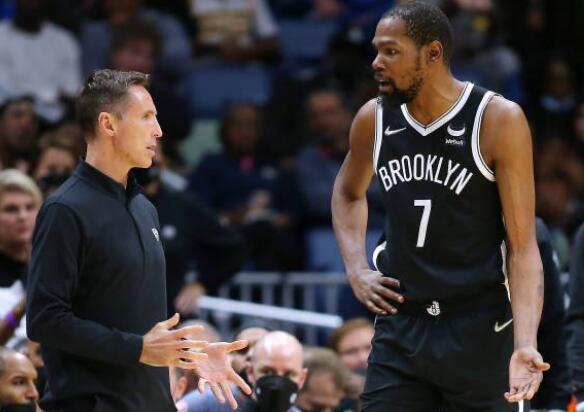 坐在他的身 坐在他的身